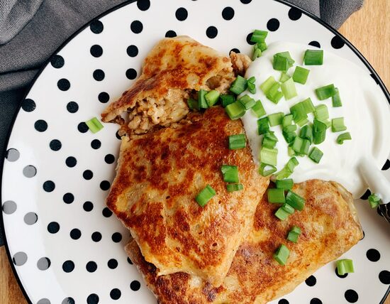 Pankūkas pildītas ar teļa gaļu un vārītu olu